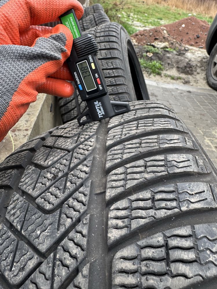 Шини зимові Pirelli Sottozero 3 245/45 R18 7мм 2023 рік