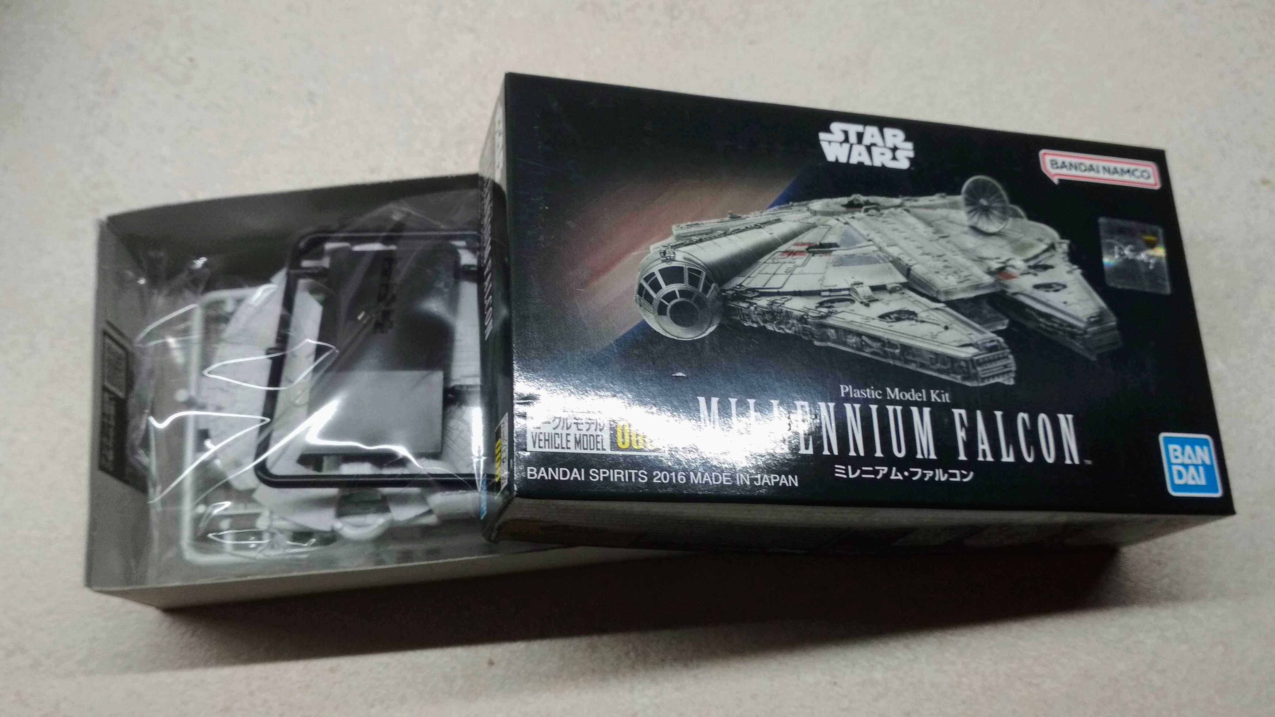 Model plastikowy do składania Sokół Millennium Falcon Bandai 1:350