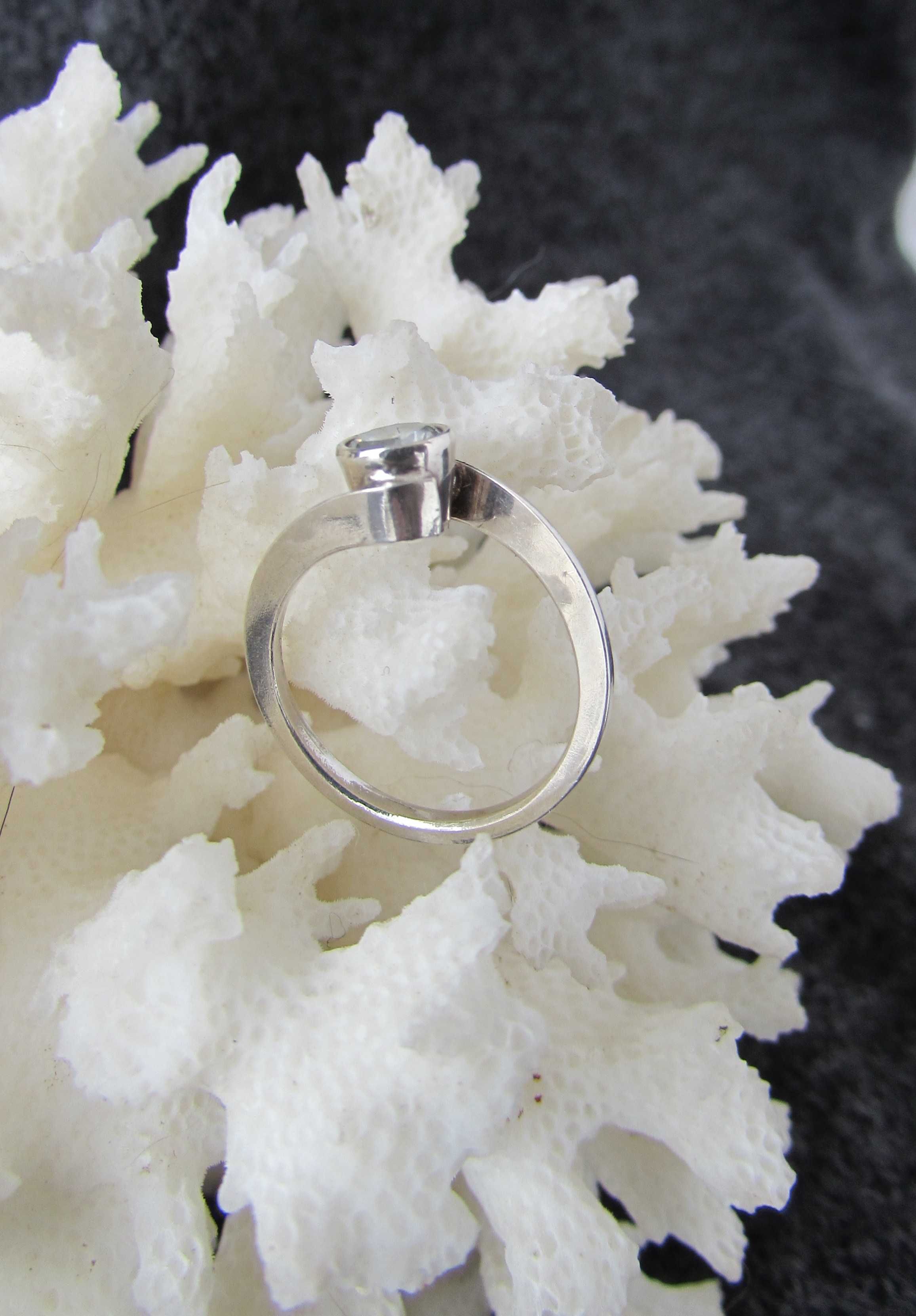Nowy delikatny srebrny pierścionek z cyrkonią