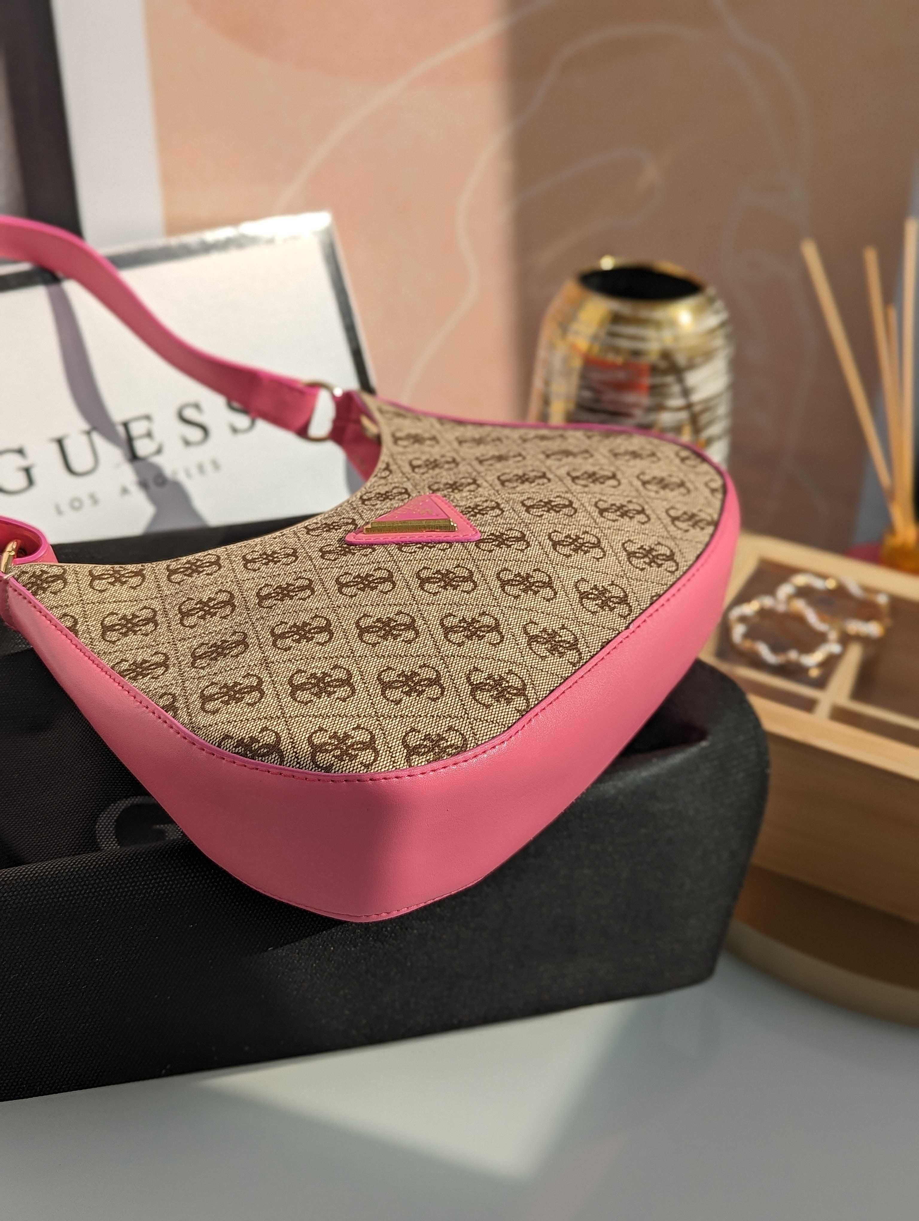 Женская сумка Guess хобо на плечо  Гесс багет