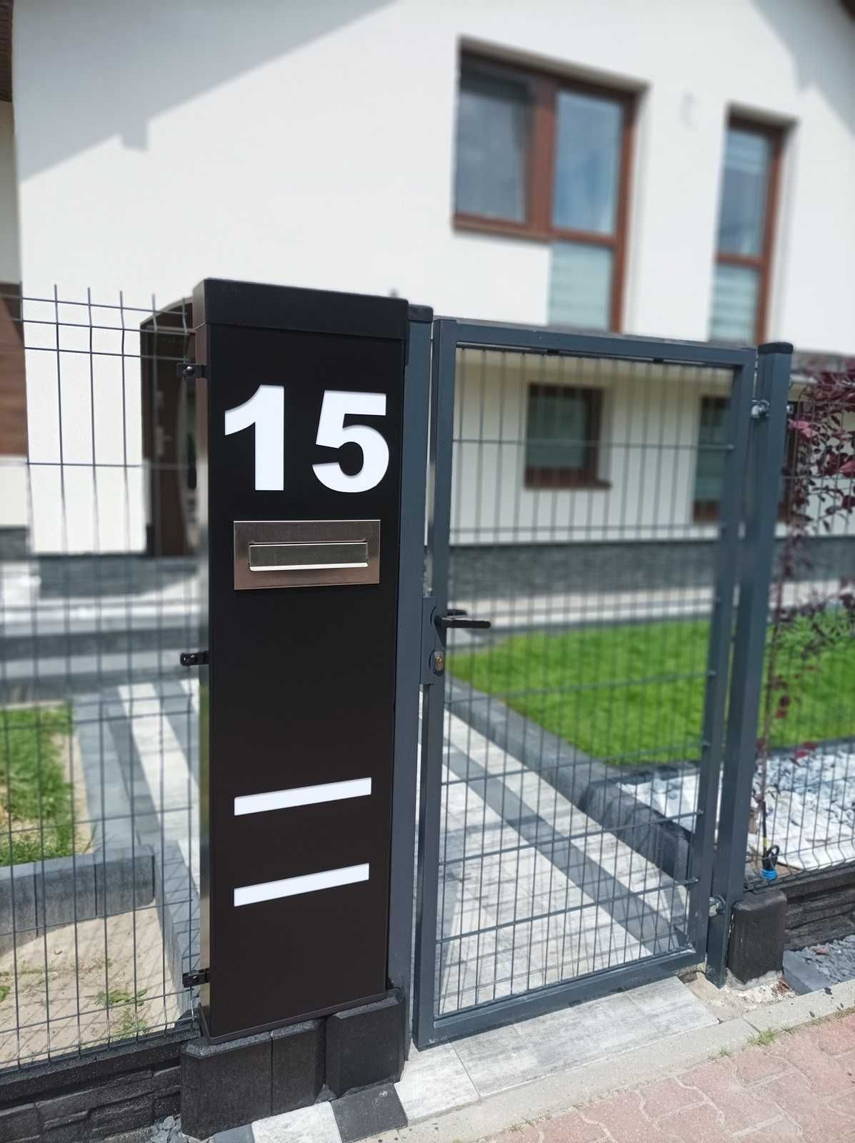 Słupek multimedialny z numerem domu i skrzynką na listy