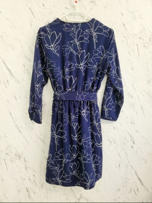 Sukienka kopertowa z wiązaniem w kwiaty magnolie rękaw ¾