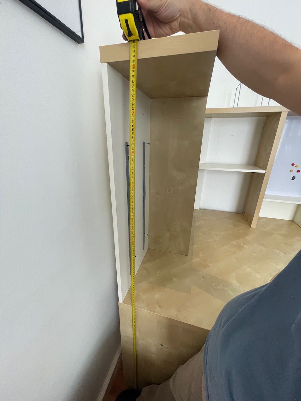 Mesa angular MiKael Ikea cor betula com estantes e porta revistas