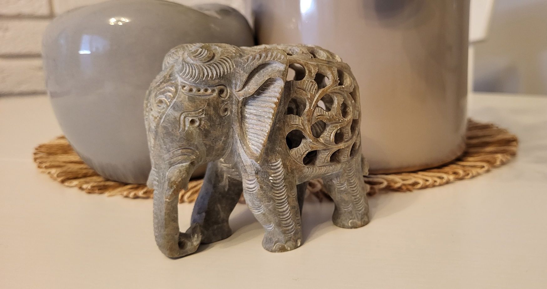 Rzeźba Kamienna słoń w słoniu
