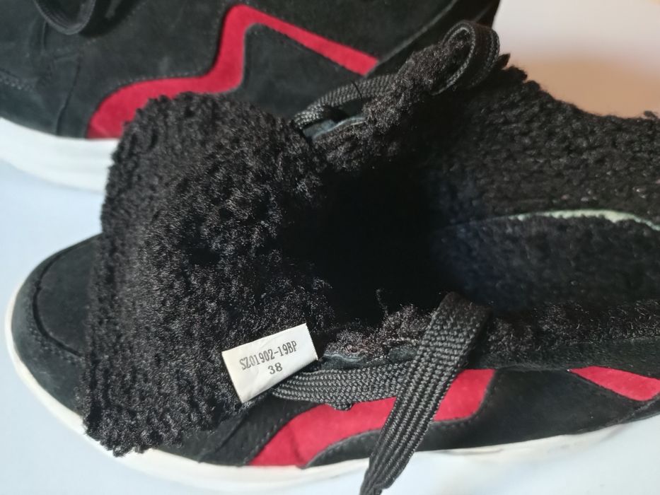 Теплі кросівки на танкетки.