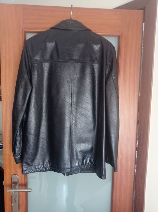 Casaco de homem com fecho em pele