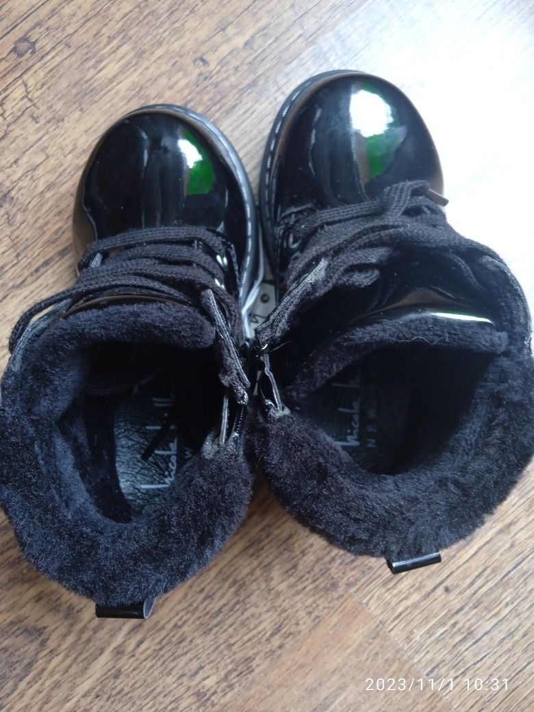 Nowe dziecięce buty całe czarne lakierowane jesień- zima
