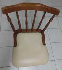 Cadeira antiga vintage de madeira estofada