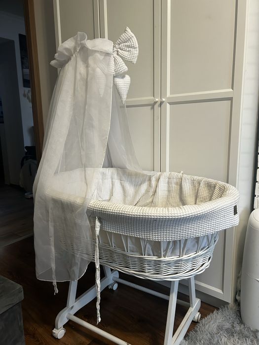 Kołyska na kółkach z baldachimem