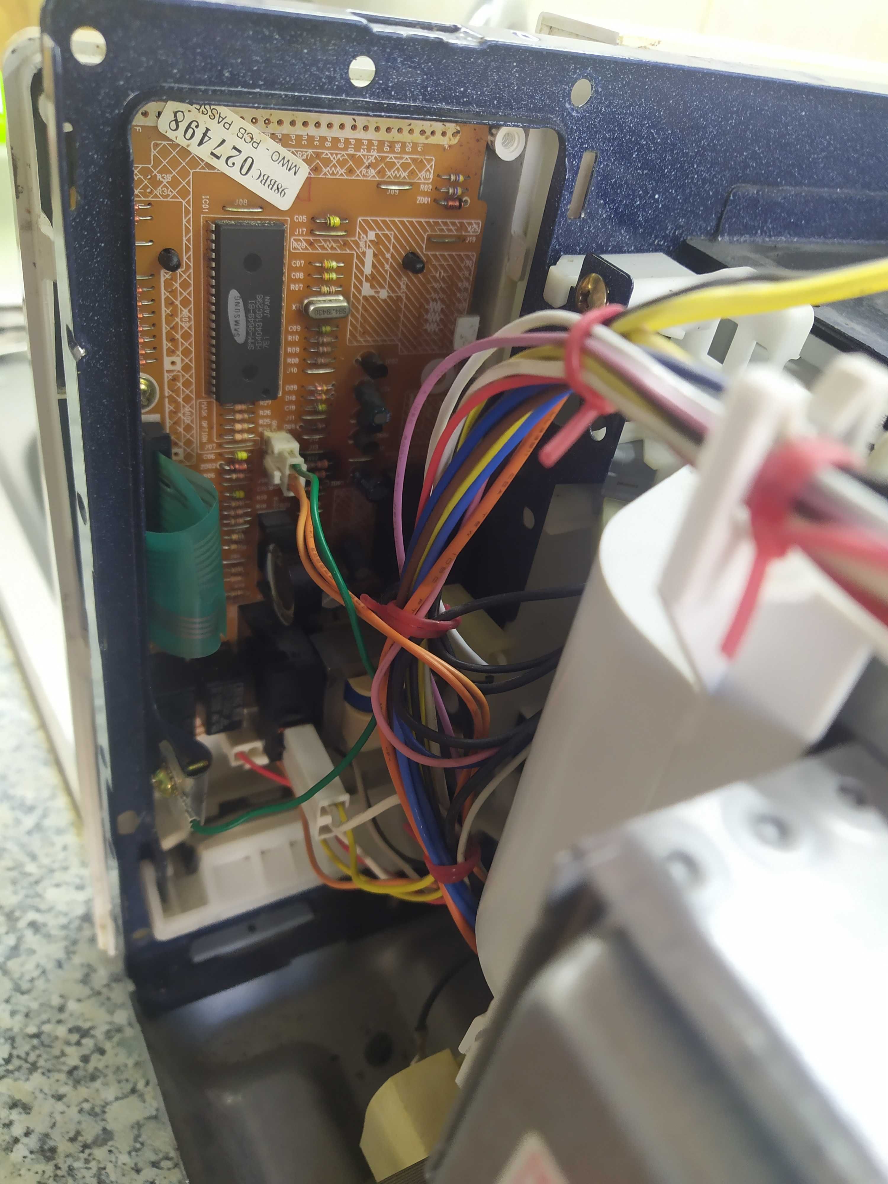 микроволновка SAMSUNG CE745GR