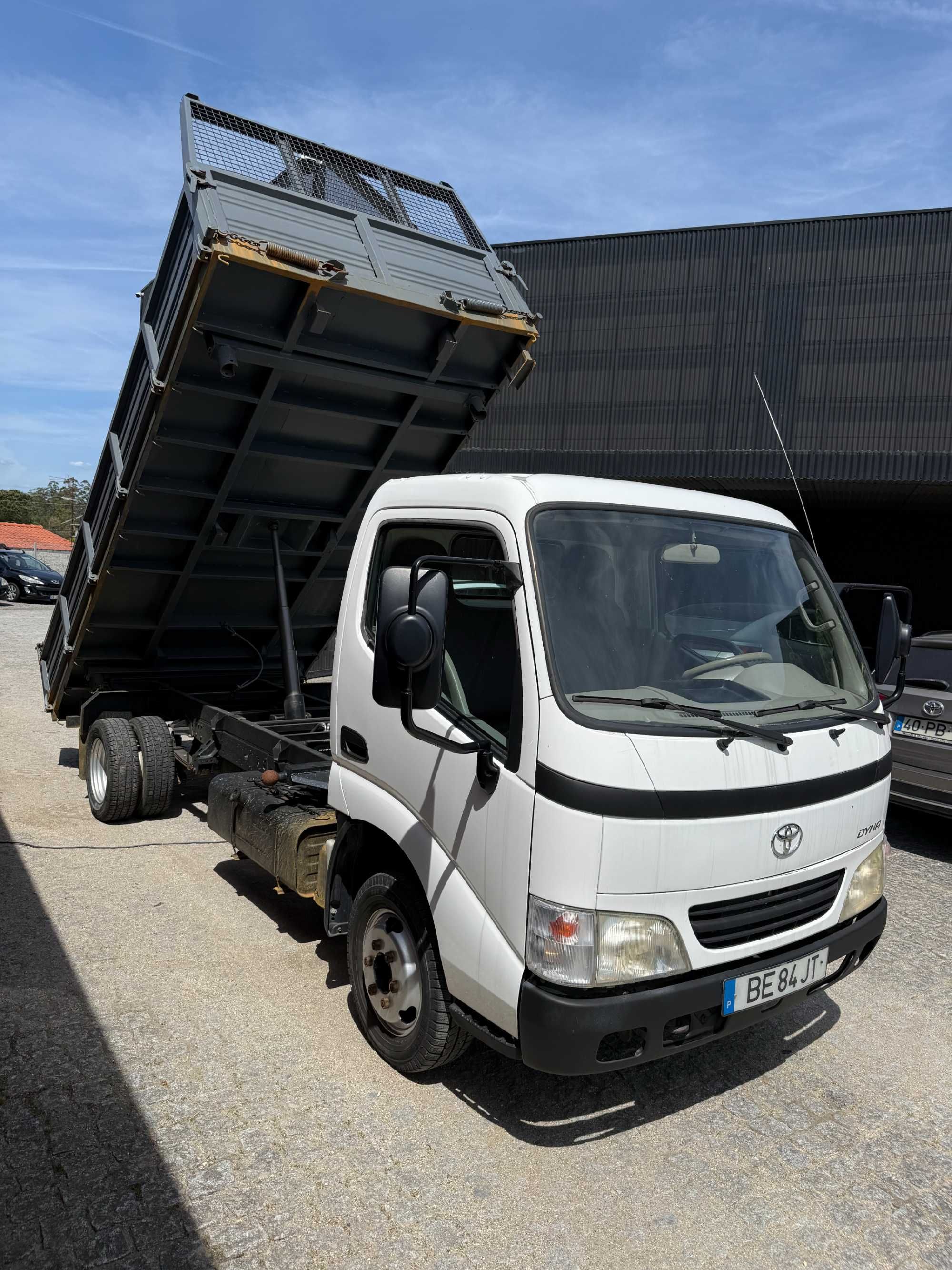 Carrinha Toyota dyna tribasculante