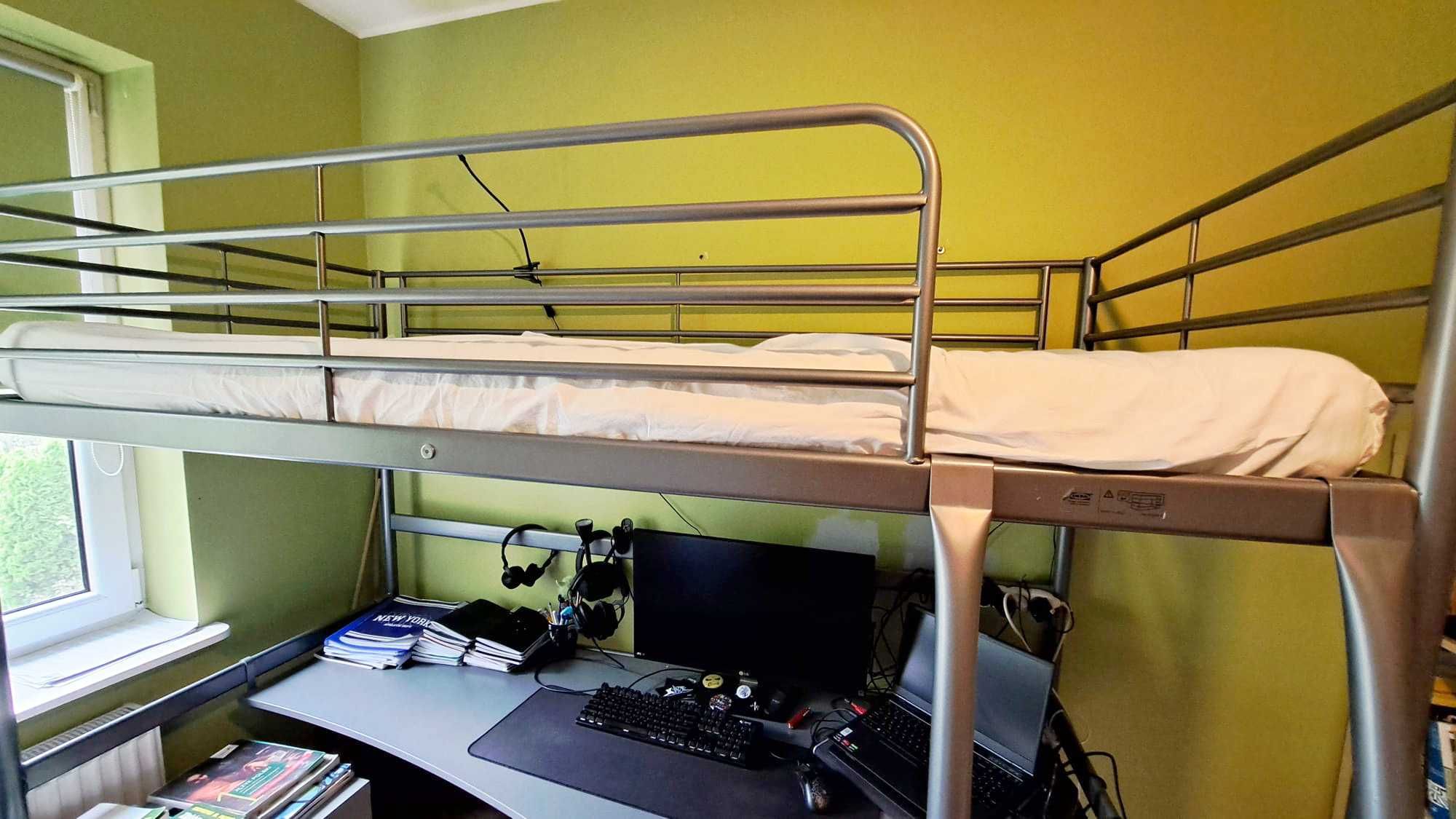 Łóżko dla nastolatka IKEA na antresoli z biurkiem i szafką