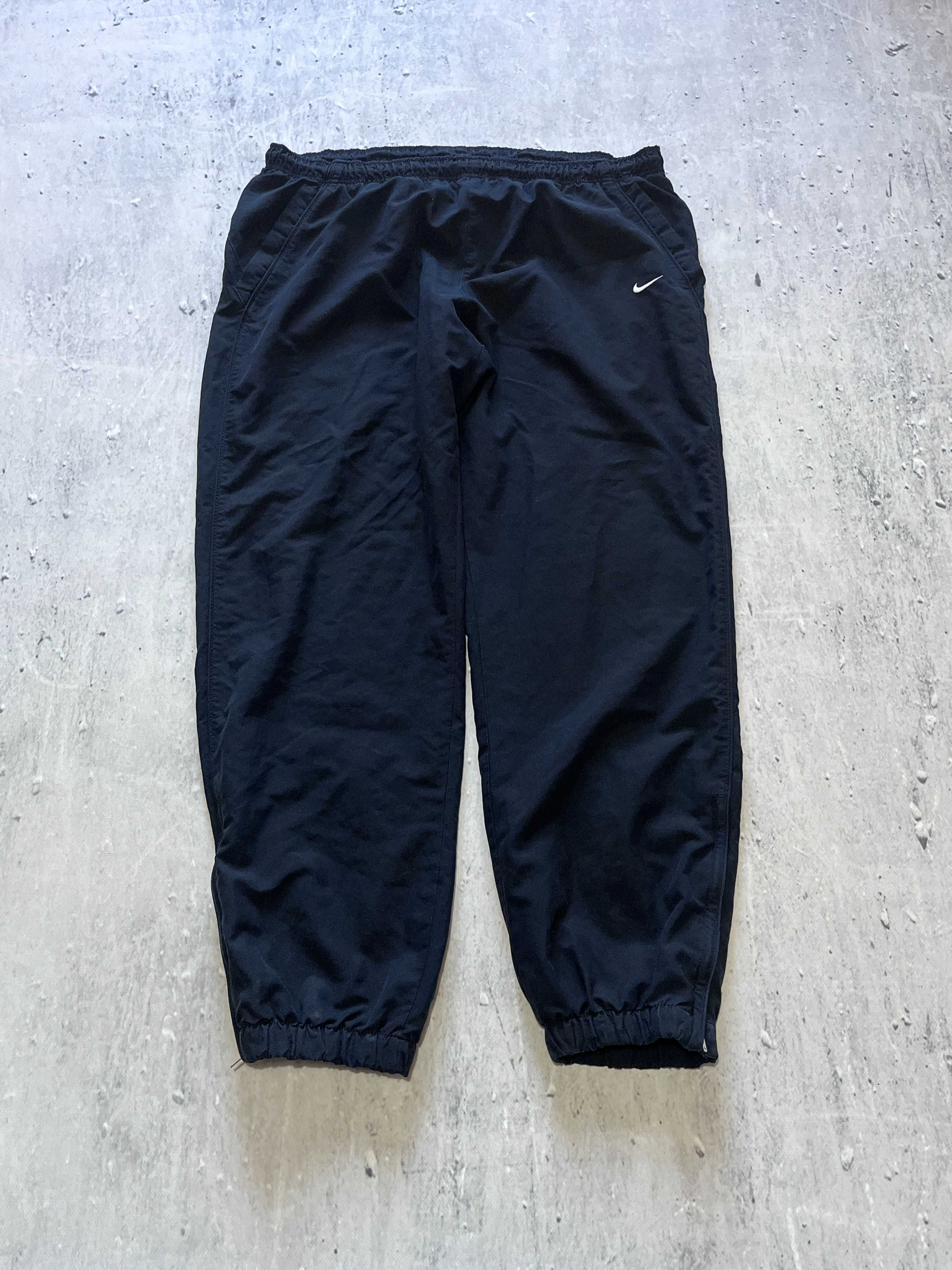 Czarne spodnie dresowe Nike / szelest / y2k baggy parachute trackpants