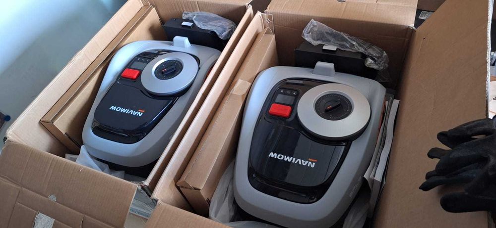 Dwie kosiarki automatyczne Navimow i105E