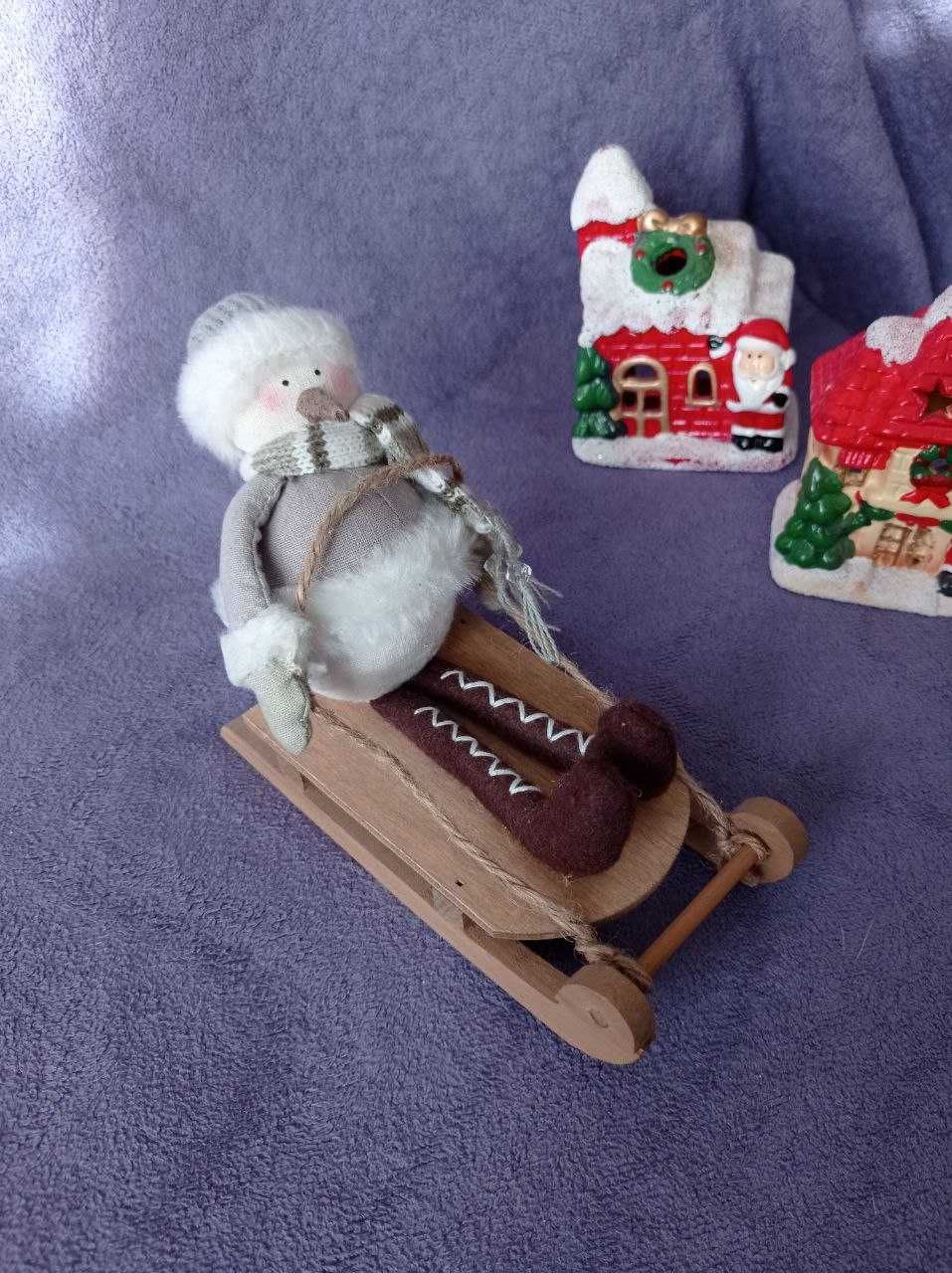 Сніговик на санях - новорічний декор