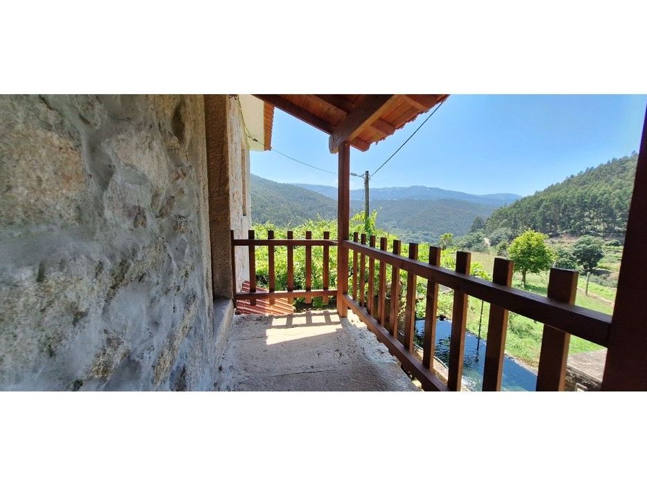 NEGOCIÁVEL Quintinha com casa em pedra perto passadiço do paiva