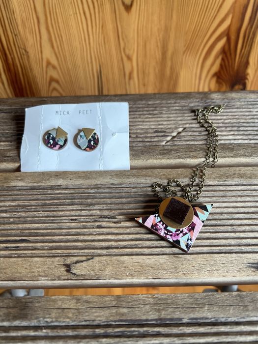 Sprzedam parę drewnianych kolczyków-wkrętów , wisior MICA PEET