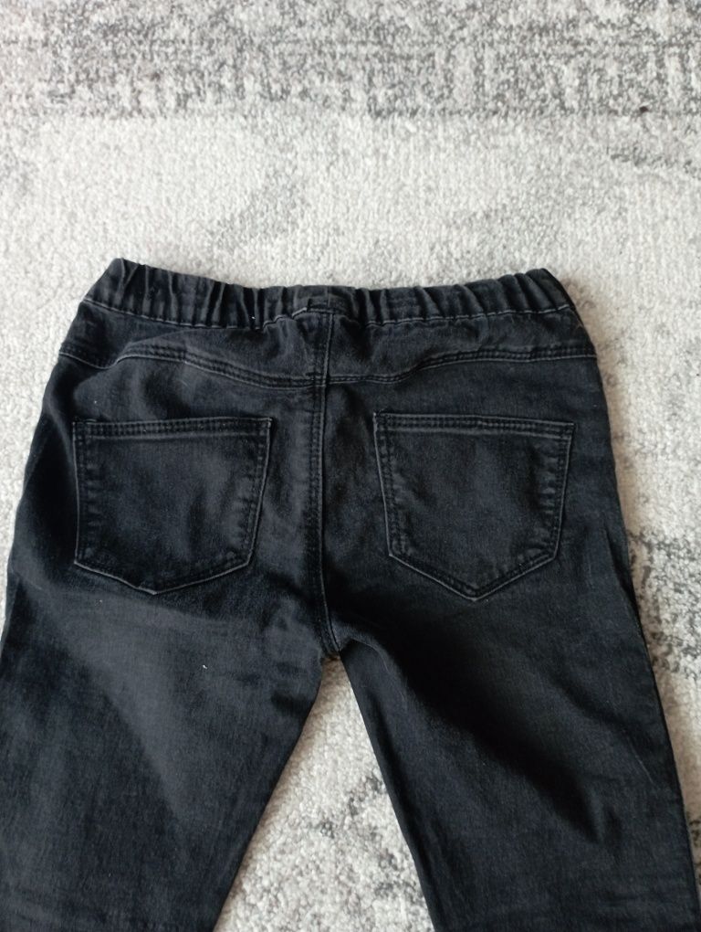 Jeansy rurki z dżetami Reserved