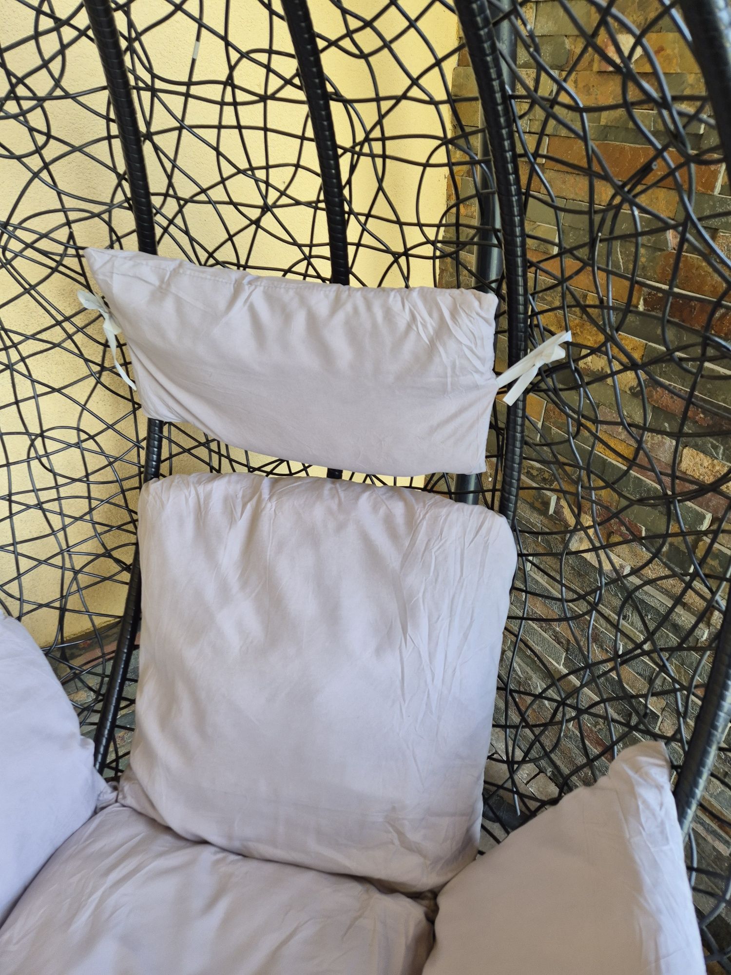 Szara poduszka z poszewką na fotel ogrodowy typu konon