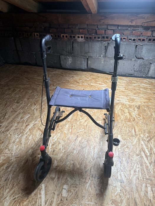 chodzik dla seniora z siedziskiem