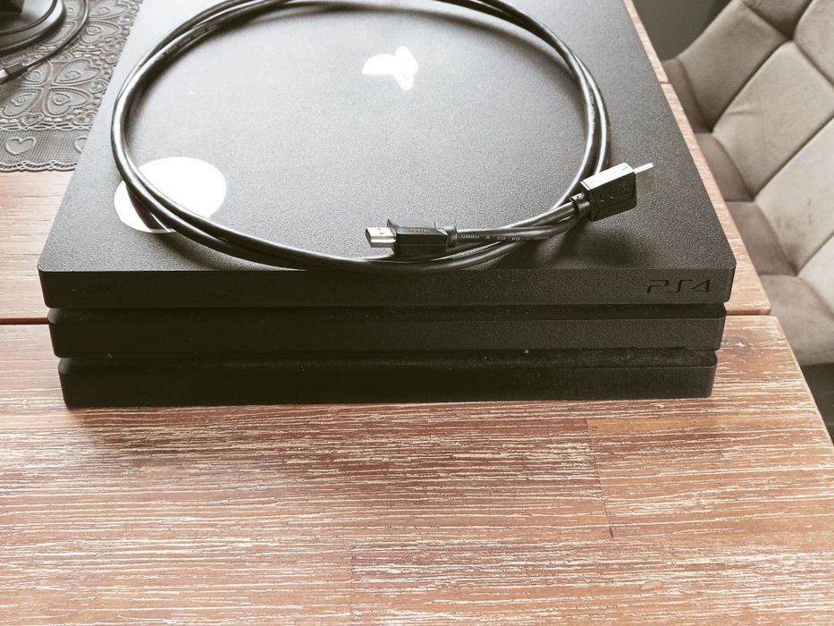 Konsola PS4 pro 1T, gry i stojak do ładowania