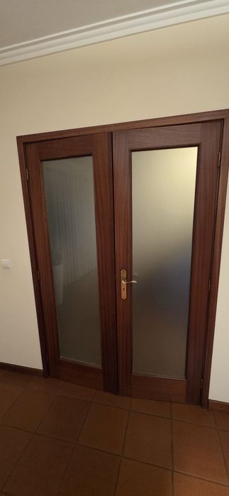 Porta dupla interior em madeira, com vidro em excelente estado.