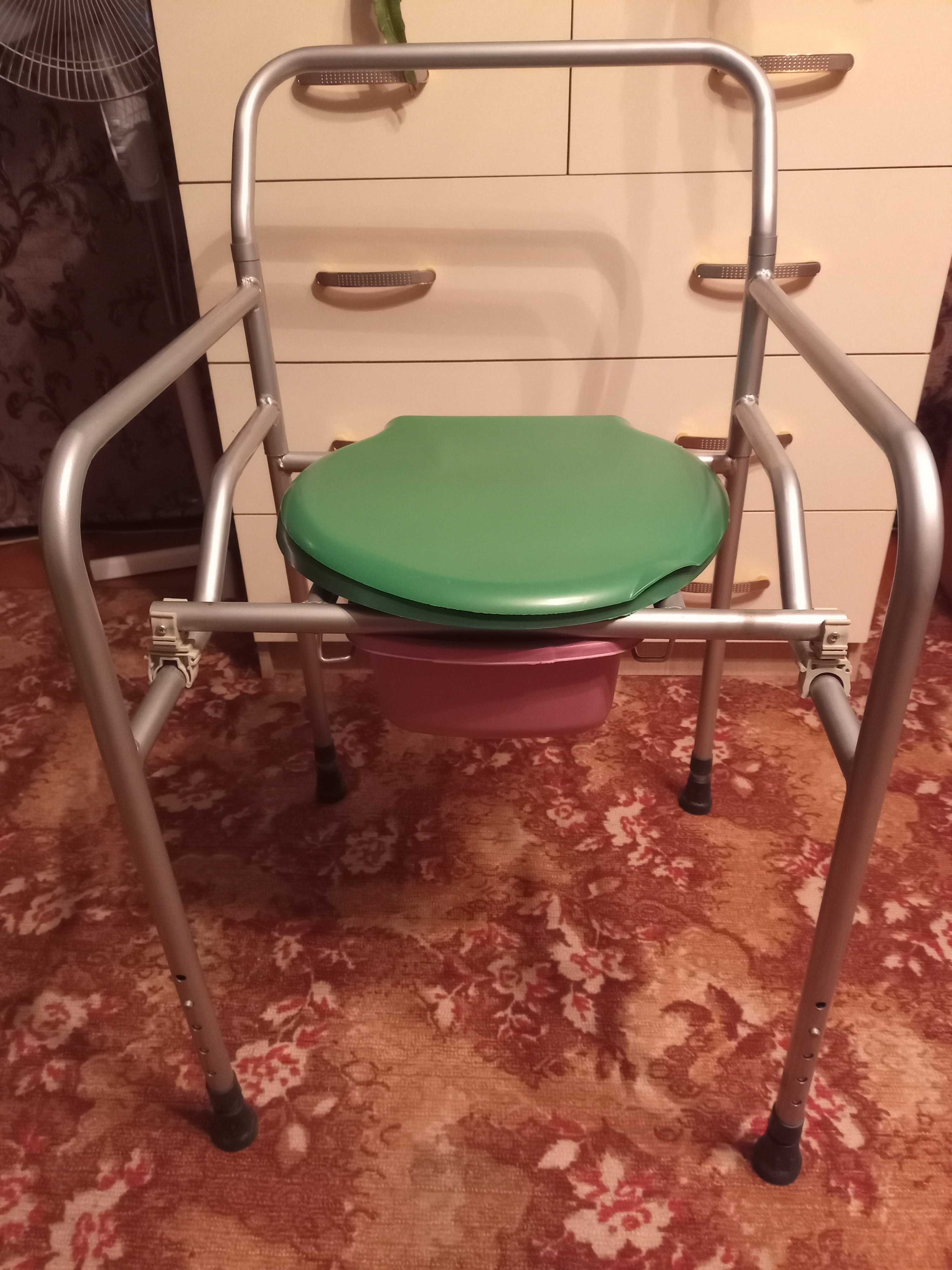 Санітарний стілець для інвалідів