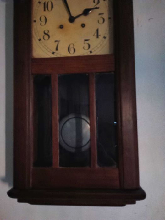 Relógio antigo de parede em madeira