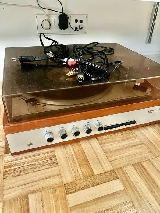 gira discos Lenco 750 record player