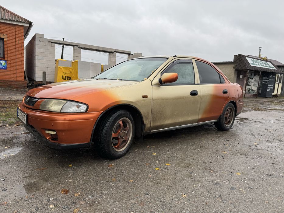 Автомобіль Мазда 323