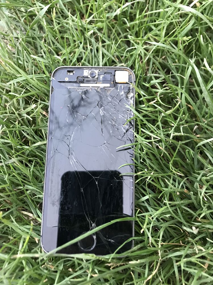 Продаю телефон Айфон 5 s на запчасти