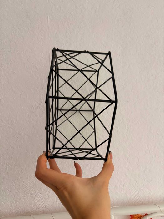 Metalowa półka ścienna w geometrycznym stylu
