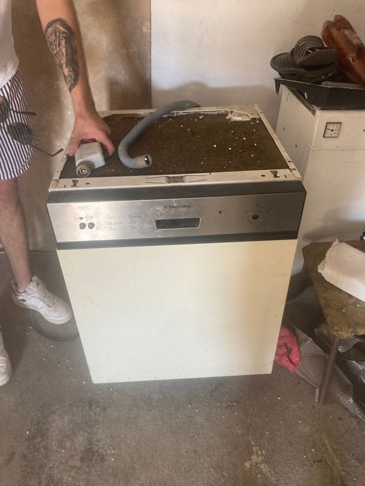 Продам посудомийку,працює ,стоїть в гаражі без надобності