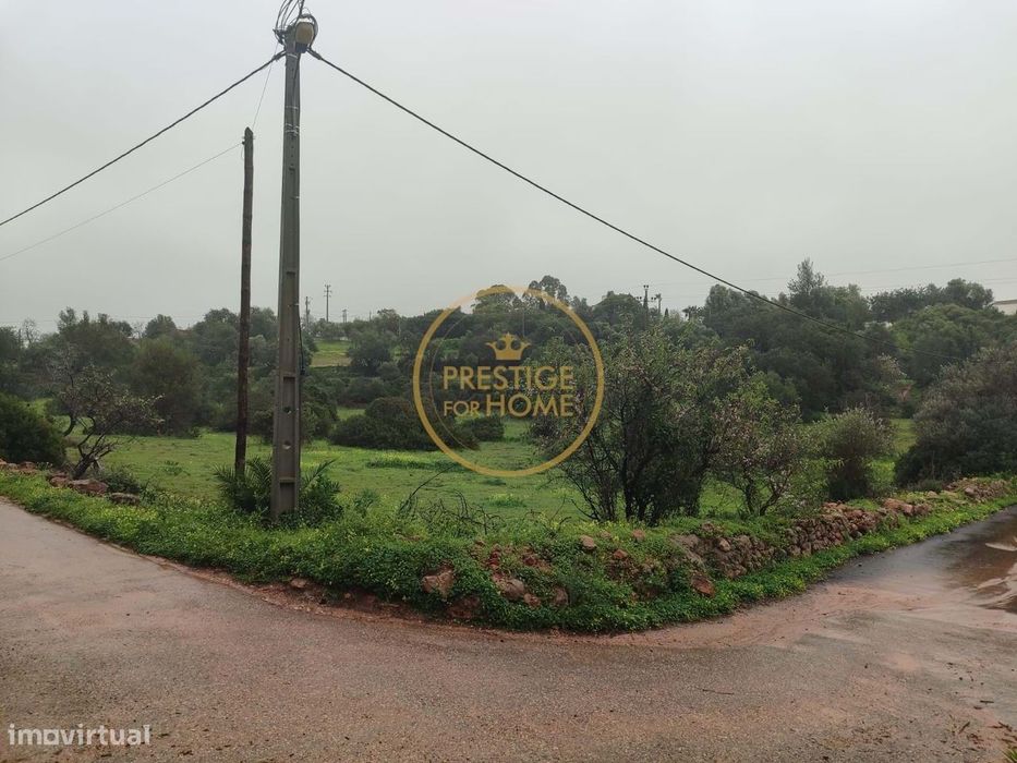 Prédio rústico localizado num lote de terreno destinado a habitação co