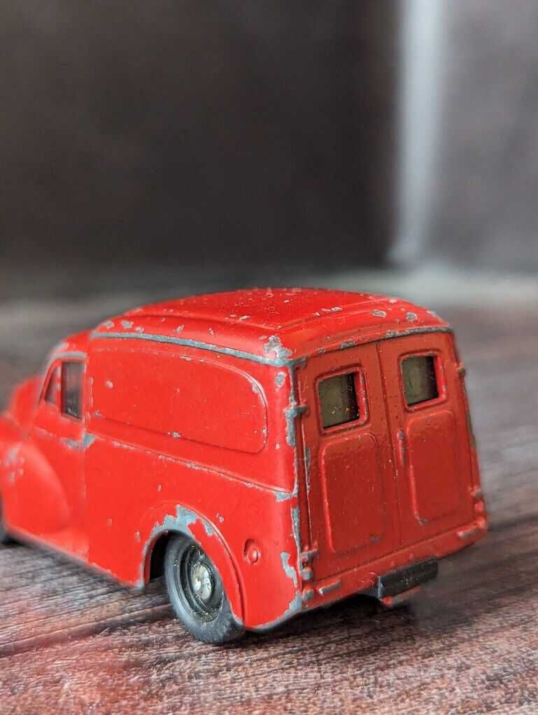 CORGI MORRIS MINOR Красная модель машины 1:87 Португалия