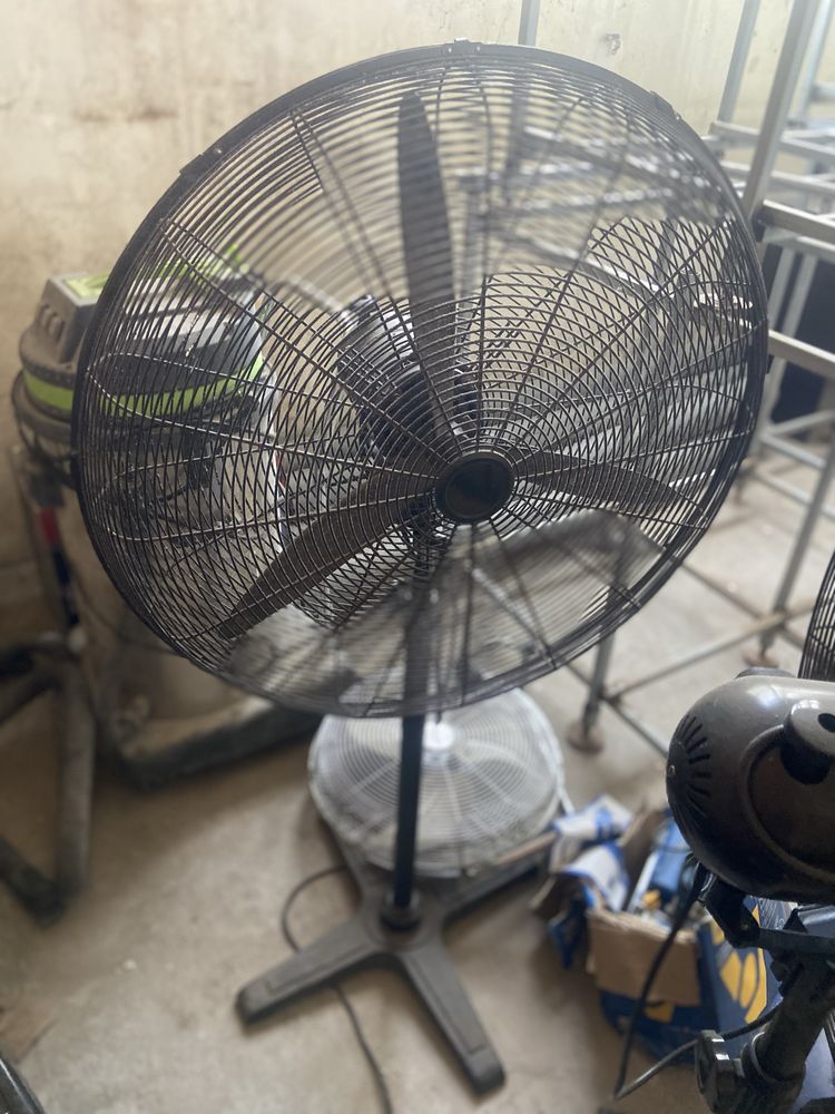Ventoinha Industrial de Coluna 123W – Potente e Silencioso