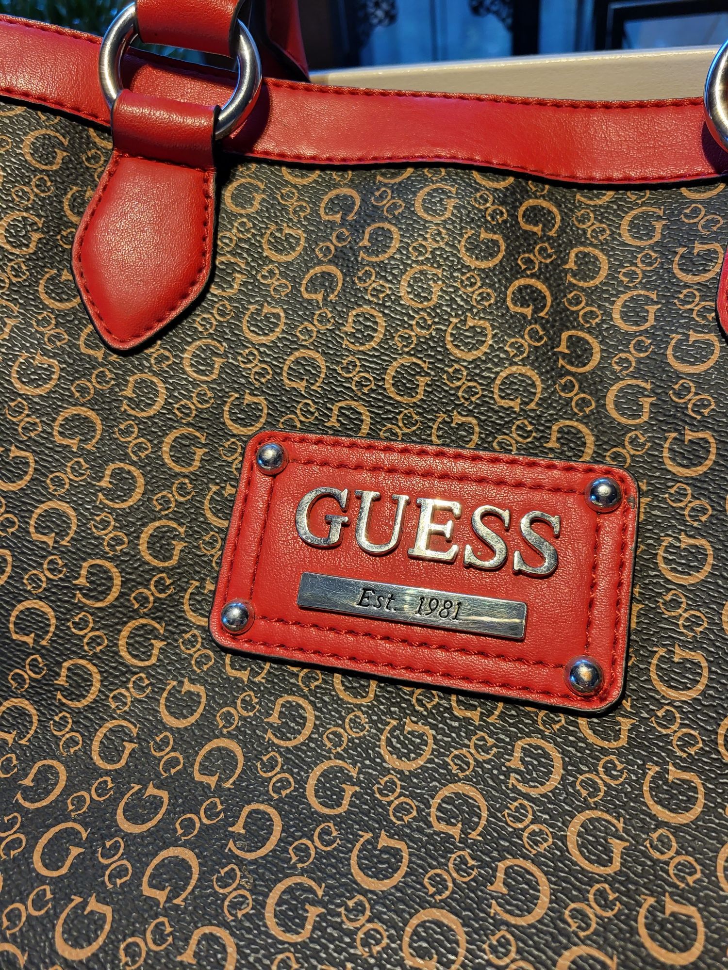 Torebka Guess
3 przegródkami w środku,