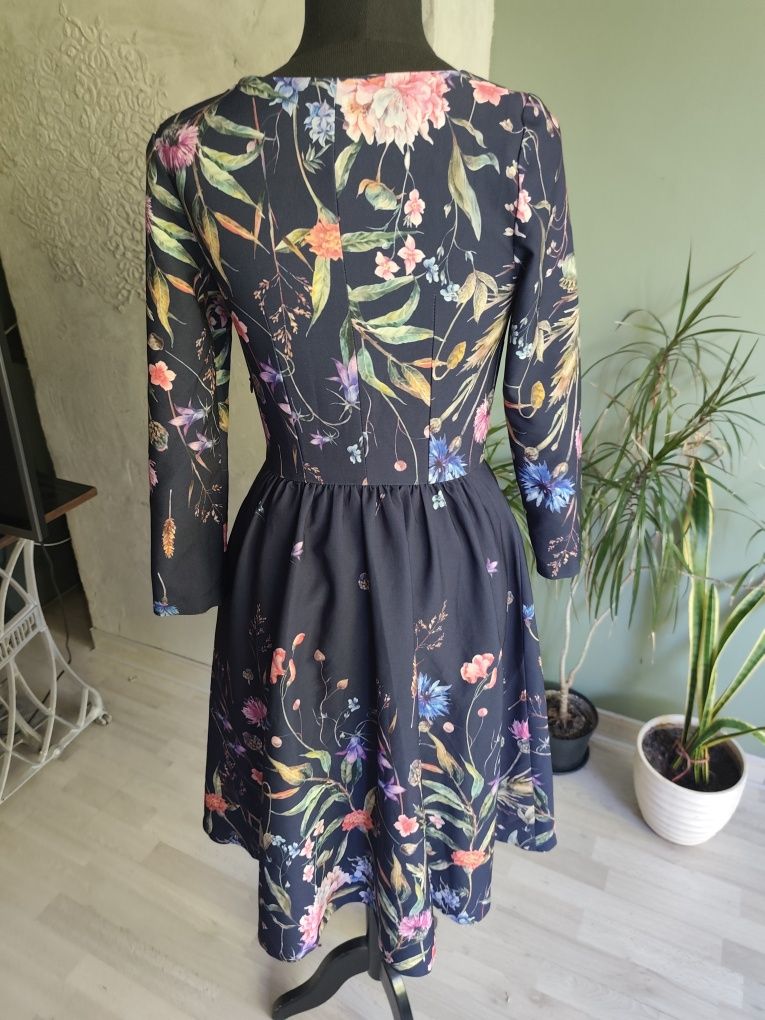 Livia clue piękna sukienka wesele elegancka 34 kwiaty