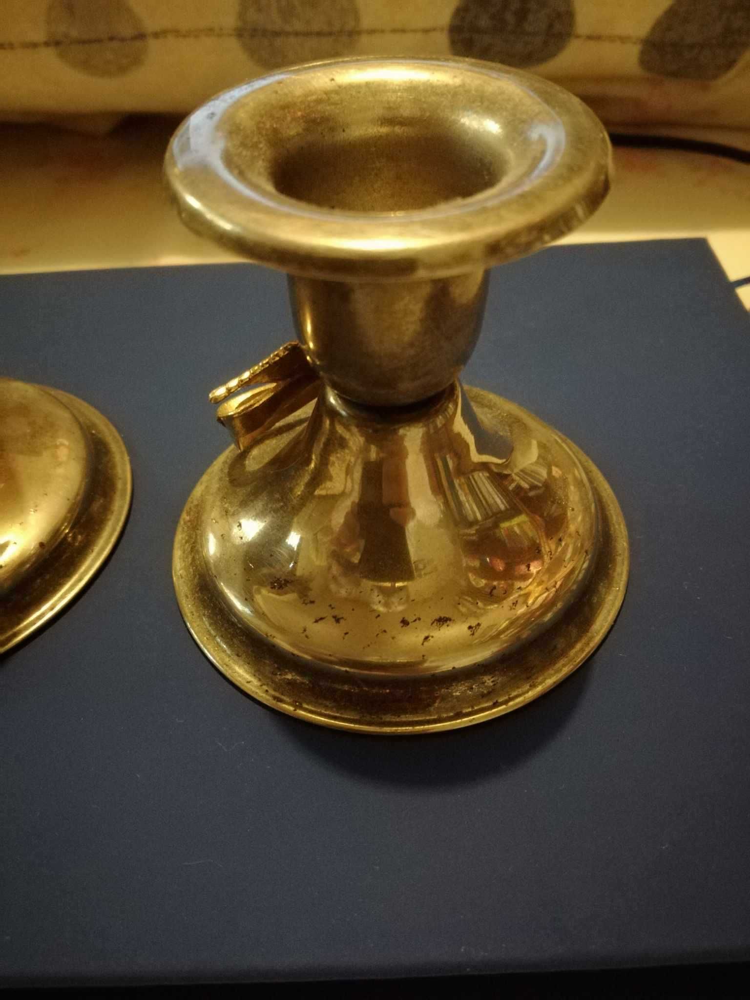 2 castiçais em casquinha com laço dourado