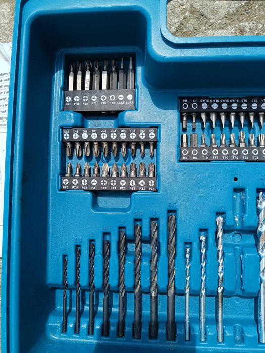 Makita Hp1631Kx3 Wiertarka Udarowa w Walizce 710w  74-częściowy Zestaw