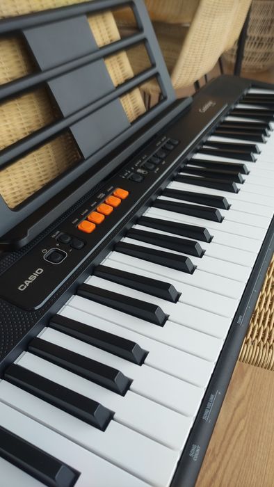 Teclado Piano eletrónico Casio (semi novo)
61 Teclas sem sensibilidade
