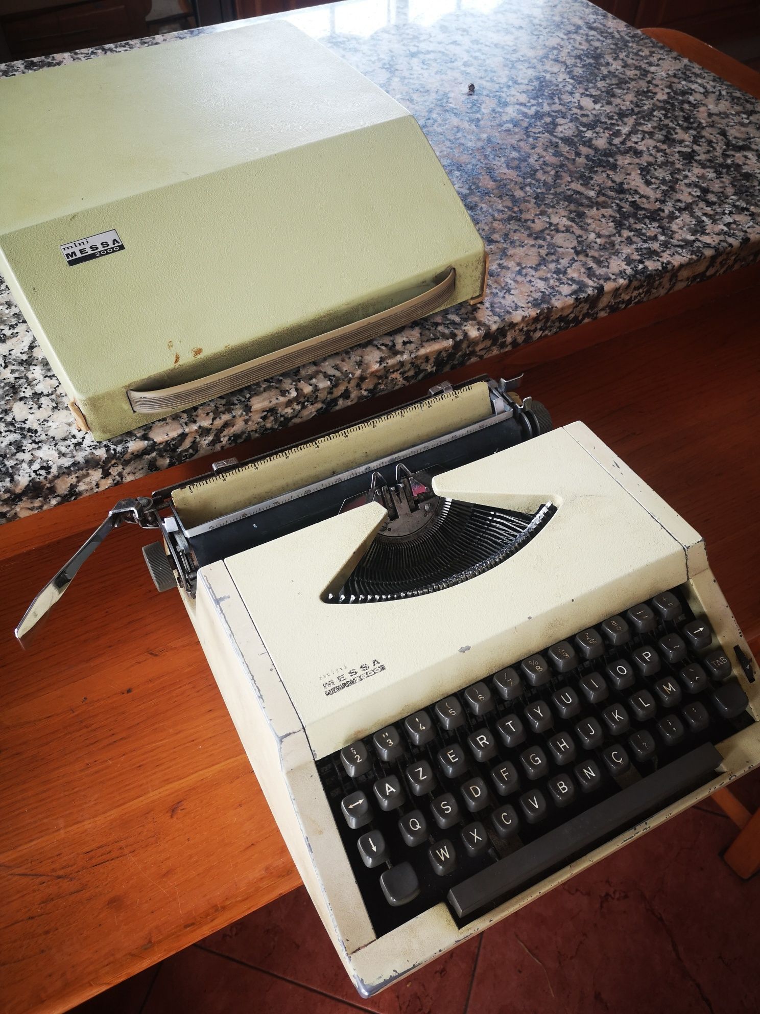 Máquina de escrever, marca Mini MESSA 2000