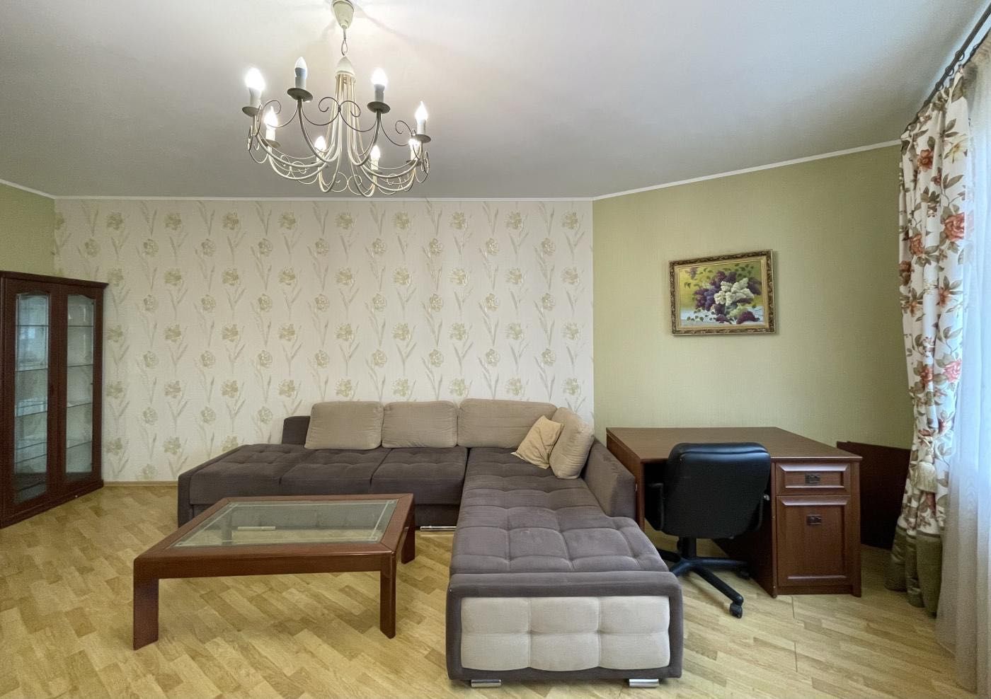 Простора квартира з ремонтом в чудовій локації. Сучасний будинок 2005р