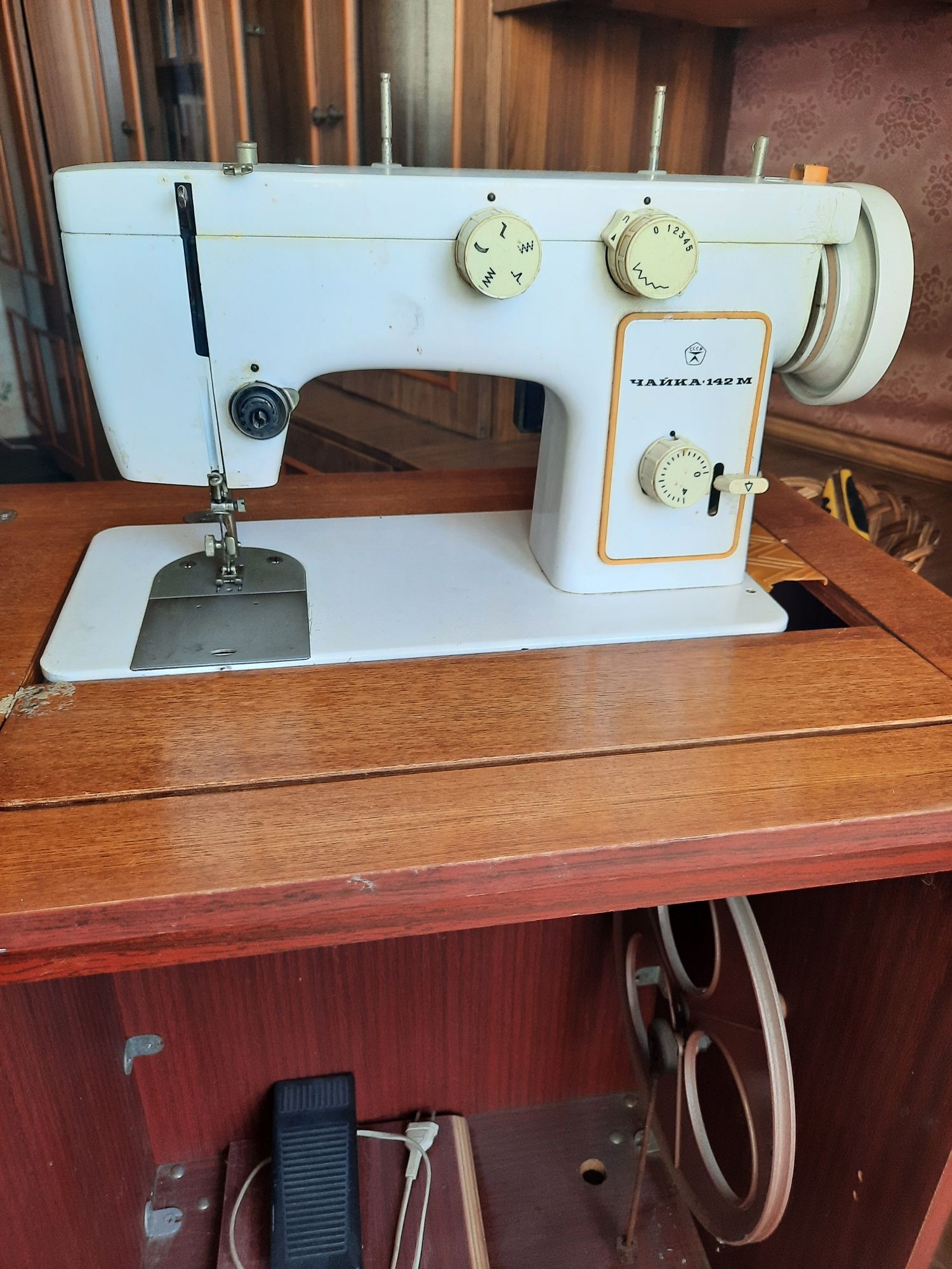 Продам швейную машинку Чайка 142м с .ножным приводом