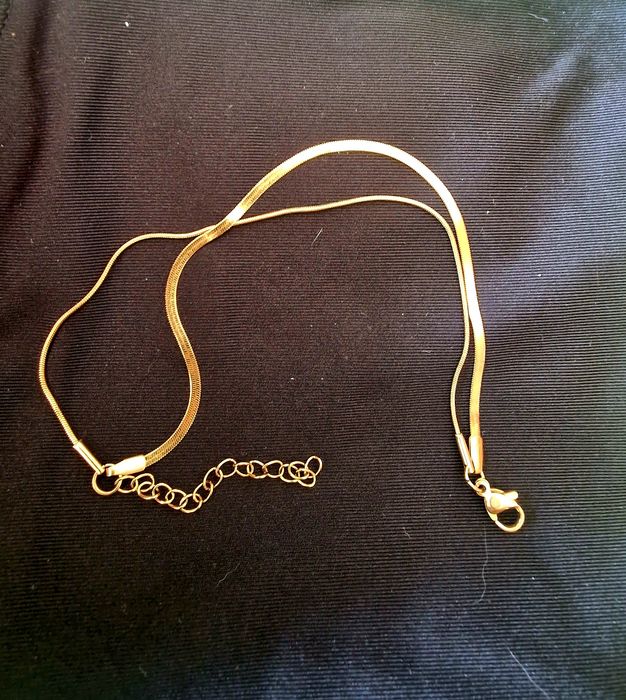 Pulseira dourada em aço