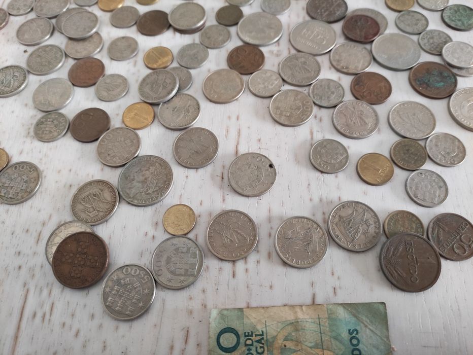 Moedas de escudos e nota