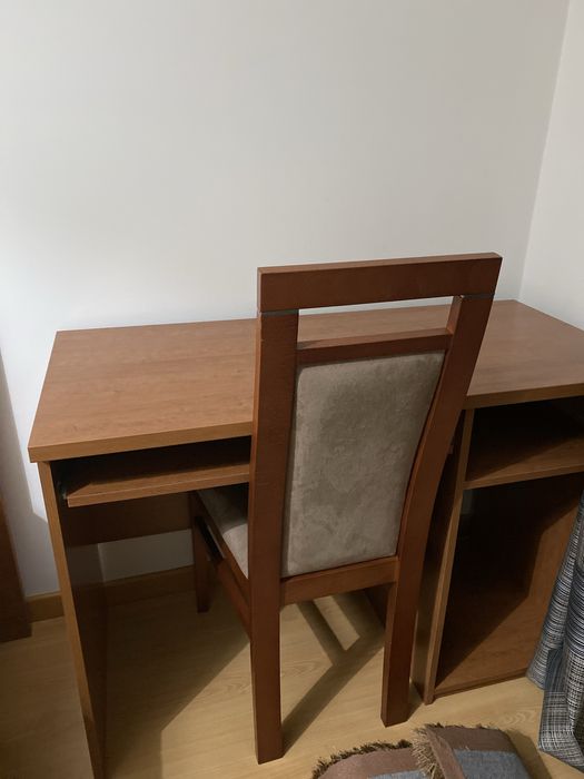 Secretaria com cadeira