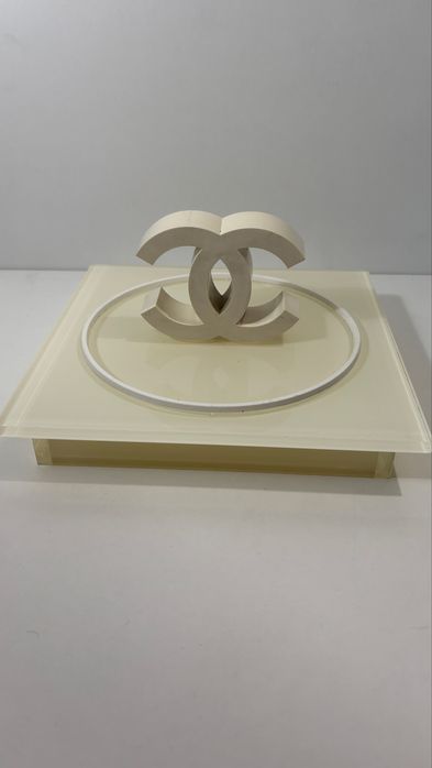 Pequeno expositor da Chanel em acrilico