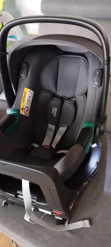 Fotelik samochodowy z bazą obrotową britax römer baby safe isense