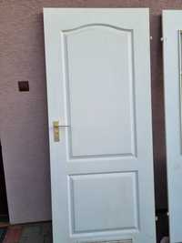 Drzwi białe uzywane do łazienki, złote klamki
